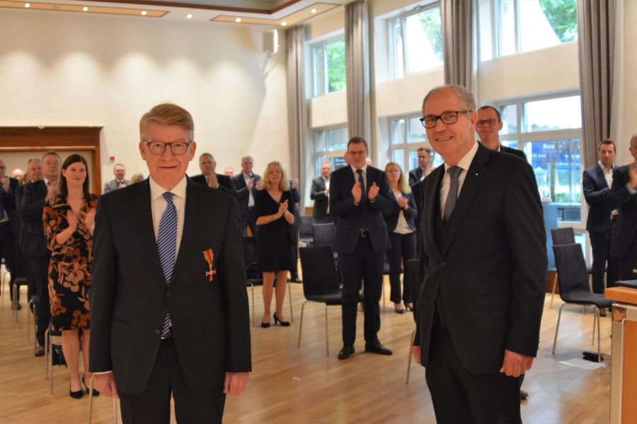 gezeigt wird der Geehrte mit Landrat Manfred Müller